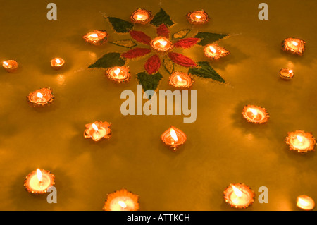 Erhöhte Ansicht von einem Diwali Rangoli dekoriert mit Öllampen Stockfoto