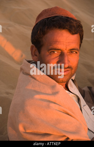 Porträt eines schönen Camel-Treibers in den Dünen Stockfoto