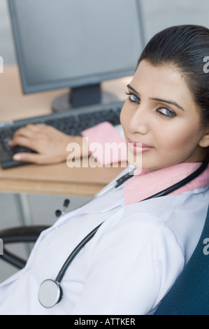 Porträt von einer Ärztin in einem Büro Stockfoto