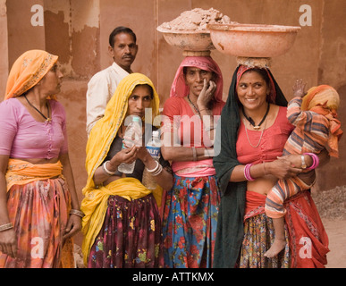 Gruppenbild von vier Frauen, ein Mann und ein Baby auf einer Baustelle in Jaipur, Rajasthan, Indien Stockfoto