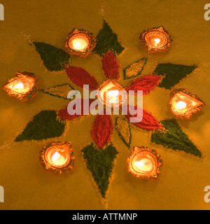 Erhöhte Ansicht von einem Diwali Rangoli dekoriert mit Öllampen Stockfoto
