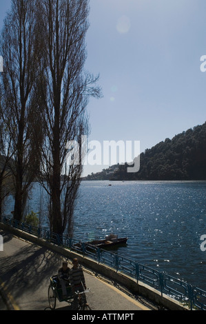 Vogelperspektive Blick auf eine Straße am See Stockfoto