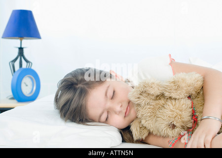 Mädchen schläft auf dem Bett Stockfoto