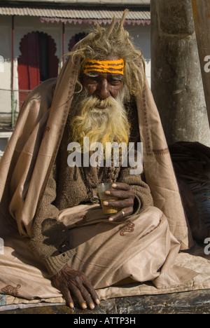 Indischen Sadhu sitzen vor einem Tempel in Udaiphur, Rajasthan Stockfoto