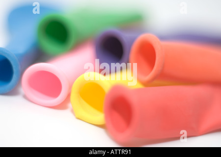 Multi farbige Ballons auf weißem Hintergrund Stockfoto