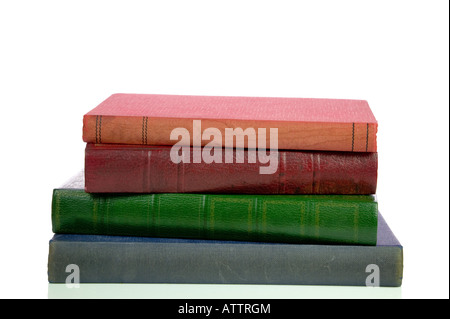 Vier alte verblasst und fleckig Bücher in einem Haufen auf einem weißen Hintergrund isoliert Stockfoto