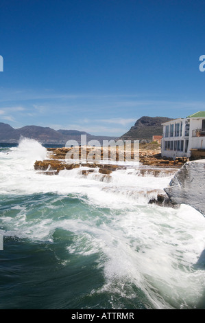 Fish Hoek Hafen mit brechenden Wellen auf die False Bay Küste von Kap-Halbinsel in der Nähe von Cape Town, South Africa Stockfoto