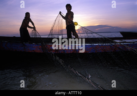 Galibi Sonnenaufgang über der Marowijne Fluß Fischer bereitet die Netze Stockfoto