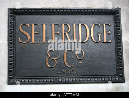 Nahaufnahme von Zeichen im Selfridges Store in der Oxford Street London Stockfoto