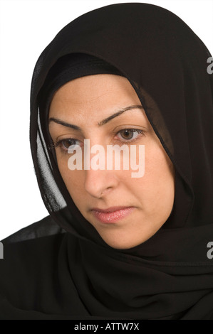 Ernsthafte muslimische Frau mit Kopftuch Gesicht Stockfoto