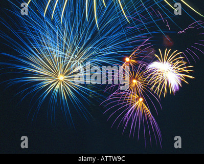 blaue Feuerwerk gegen nächtlichen Himmel Stockfoto