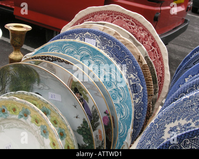 gemischte Sammlung aus Esstellern am Flohmarkt Glastonbury Stockfoto