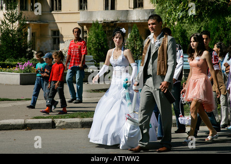 Alba Iulia Rumänien zentrale rumänische traditionelle Hochzeit Braut Bräutigam paar Zeremonie Musik Parade feiern fest Stockfoto