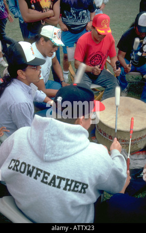 Gebürtige amerikanische Musiker spielen Trommel bei Pow Wow. Mendota Heights Minnesota USA Stockfoto