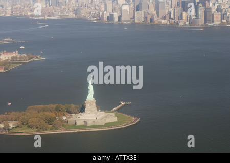 Statue of Liberty und Manhattan Insel New York hinter Stockfoto
