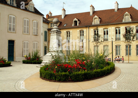 Felix Tisserand Denkmal außerhalb des Stadtkerns Rathaus Nuits Saint Georges Frankreich Europa Stockfoto