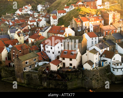 Die historische Fischerei Dorf Staithes North Yorkshire im Abendlicht, von Cowbar gesehen. Stockfoto