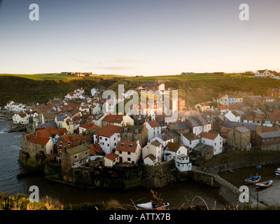 Die historische Fischerei Dorf Staithes North Yorkshire im Abendlicht, von Cowbar gesehen. Stockfoto