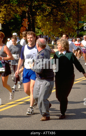 Mutter und Vater Alter 55 Sohn Alter 22 läuft in Twin Cities Marathon anfeuern. St Paul Minnesota USA Stockfoto