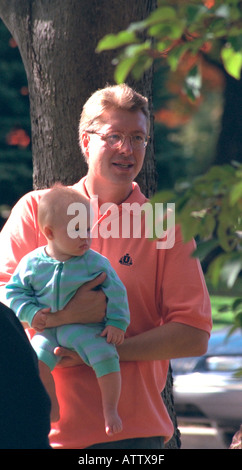 Vater mit im Babyalter von 35 und 6 Monaten am katholischen Schule Bike-A-Thon. St Paul Minnesota USA Stockfoto