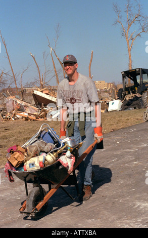 Mann, 22 Jahre nach dem verheerenden Tornado aufräumen. St Peter Minnesota USA Stockfoto