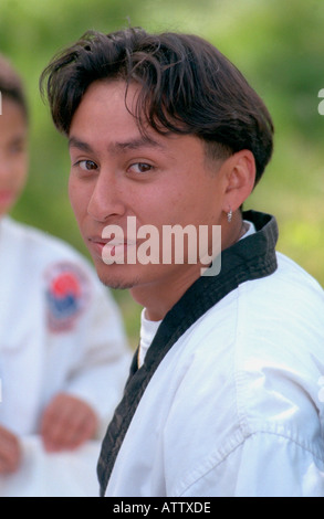 Gut aussehender Latino Mann Alter 19 umzudrehen nachdenklich am Grand Festival der alten Tag. St Paul Minnesota USA Stockfoto