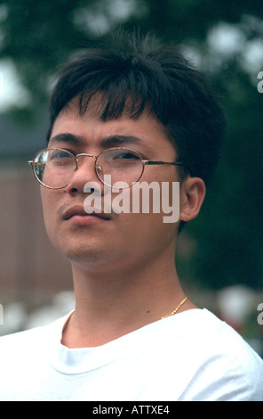 Schweren asiatischen Mann Alter 25 mit Brille zeigt. Laos Veterans of America Inc protestieren St. Paul Minnesota USA Stockfoto