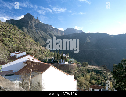 TEJEDA GRAN CANARIA Kanaren Februar Blick zum Roque Nublo Rock Wolke steigt hoch schmal wie ein Schuldzuweisungen Stockfoto