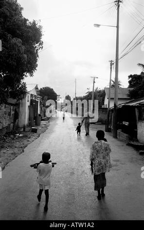 Straßenszene in der Regen in Kachically Bakau The Gambia Westafrika Stockfoto