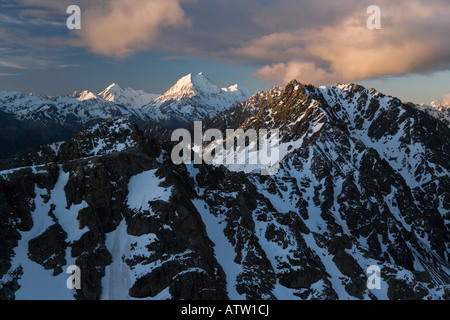 Eine atemberaubende Luftaufnahmen der untergehenden Sonne und den Gipfel des Aoraki/Mount Cook in Neuseeland gedreht Stockfoto