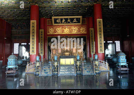 Kaiserlichen Thron im Palast der Himmlischen Reinheit in der verbotenen Stadt in Peking. 3. März 2008 Stockfoto