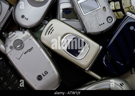 Alte flip Handys gesammelt, um ein Recycling Center versendet werden Stockfoto