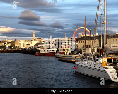 REYKJAVIK Island Europa Juli The Hofn alten Hafen und die Stadt bei Sonnenuntergang mit einem Messegelände fahren und Hallgrimskirkja hinter Zentrum Stockfoto