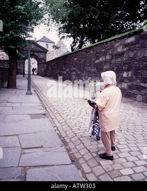 Künstler malen Eingang Bergenhus Festning im Regen Bergen Norwegen Stockfoto