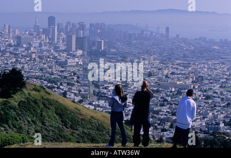 Junge Menschen mit Blick auf San Francisco USA März 2007 Stockfoto