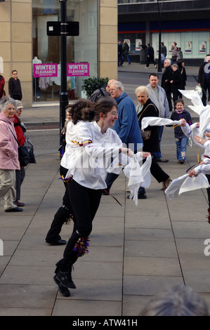 Morris Tanz außerhalb Sheffield City Hall Stockfoto