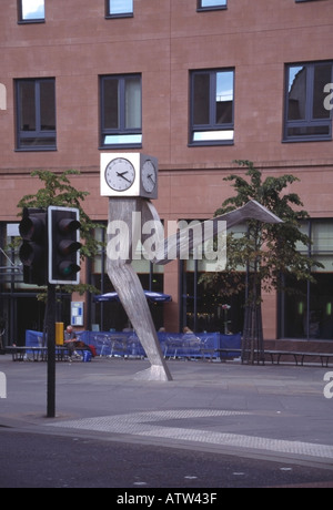 Die Clyde Clock wurde vom Künstler George Wyllie, alias Running Clock Sculpture, Buchanan Street Bus Station Glasgow Scotland, geschaffen Stockfoto