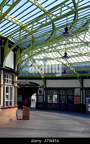 gebogene viktorianischen Schmiedearbeiten unterstützen das Glasdach des Ticket Office Wemyss Bay Railway Station Clyde-Mündung Schottland Stockfoto