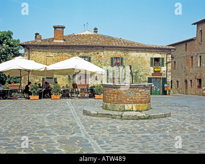 CASTELLO DI MONTERIGGIONI Toskana Italien Europa kann das Dorf in der Mitte der Piazza Roma in diesem ruhigen ummauerten Dorf Stockfoto