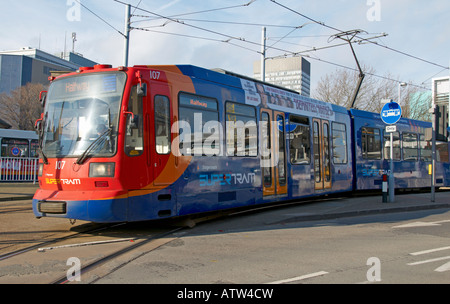 Sheffield-Straßenbahn in der Nähe der University of Sheffield South Yorkshire England Stockfoto