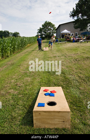 Zwei Männer, die das Spiel der Cornhole neben Feld Mais Harrison County Indiana Stockfoto