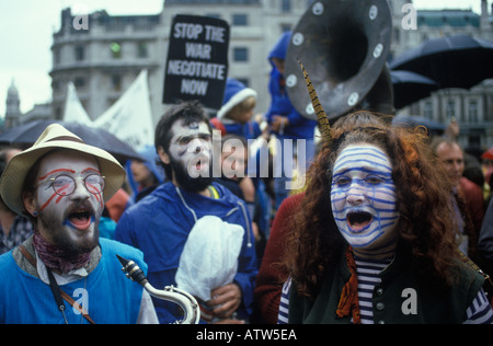 Stoppen Sie die Falklandkriegsdemonstration 1982 London England 1980er Jahre Großbritannien. Gesicht in blau-weiß, Argentiniens Nationalflaggenfarbe HOMER SYKES gemalt Stockfoto