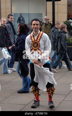 Morris Tanz außerhalb Sheffield City Hall Stockfoto