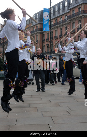 Morris Tanz außerhalb Sheffield City Hall Stockfoto