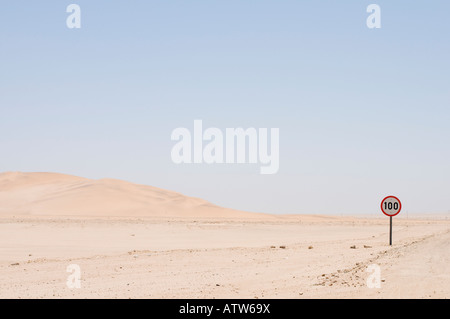 Ein Tempolimit zu unterzeichnen, in der Mitte der Wüste Namib Namibia Stockfoto