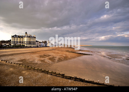 Eastbourne suchen ostwärts von der Pier mit dem eingehenden Abend Tide Stockfoto