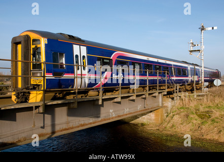 Klasse 158 Diesel Triebzug, die keine 158722 verlassen Forres auf dem Weg nach Inverness Hochland Schottland Station Stockfoto