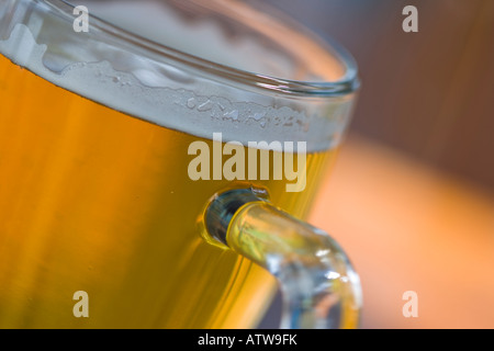 EIN HALBES PINT LAGER HAUTNAH IM FREIEN Stockfoto