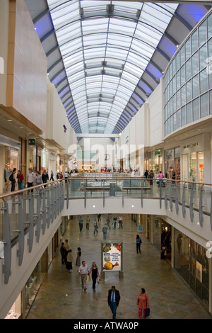 Blick ins Innere der Oracle Einkaufszentrum Reading Berkshire Stockfoto