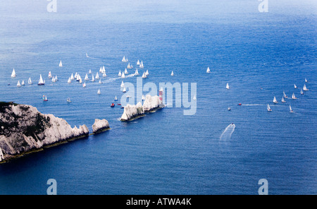 J P Morgan Asset Management Round the Island Yacht Race. 2007. Yachten vorbei an den Nadeln, Isle Of Wight. VEREINIGTES KÖNIGREICH. Stockfoto